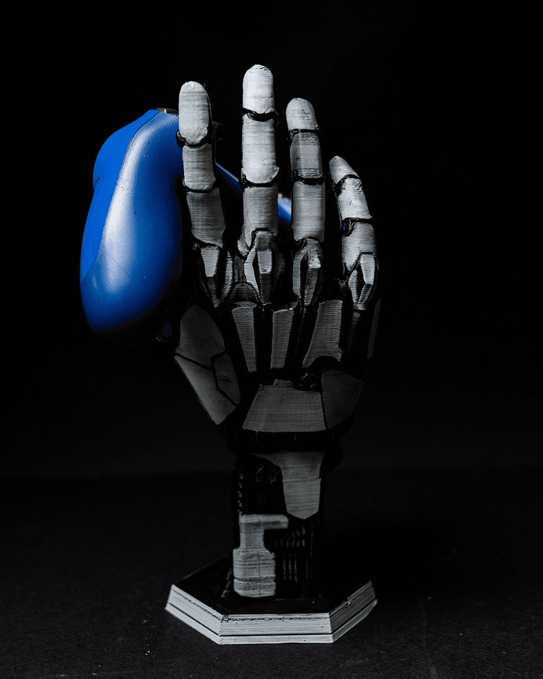cybernetic hand controller holder – 3d printed futuristic robotic stand | gaming accessory for ps5 & xbox