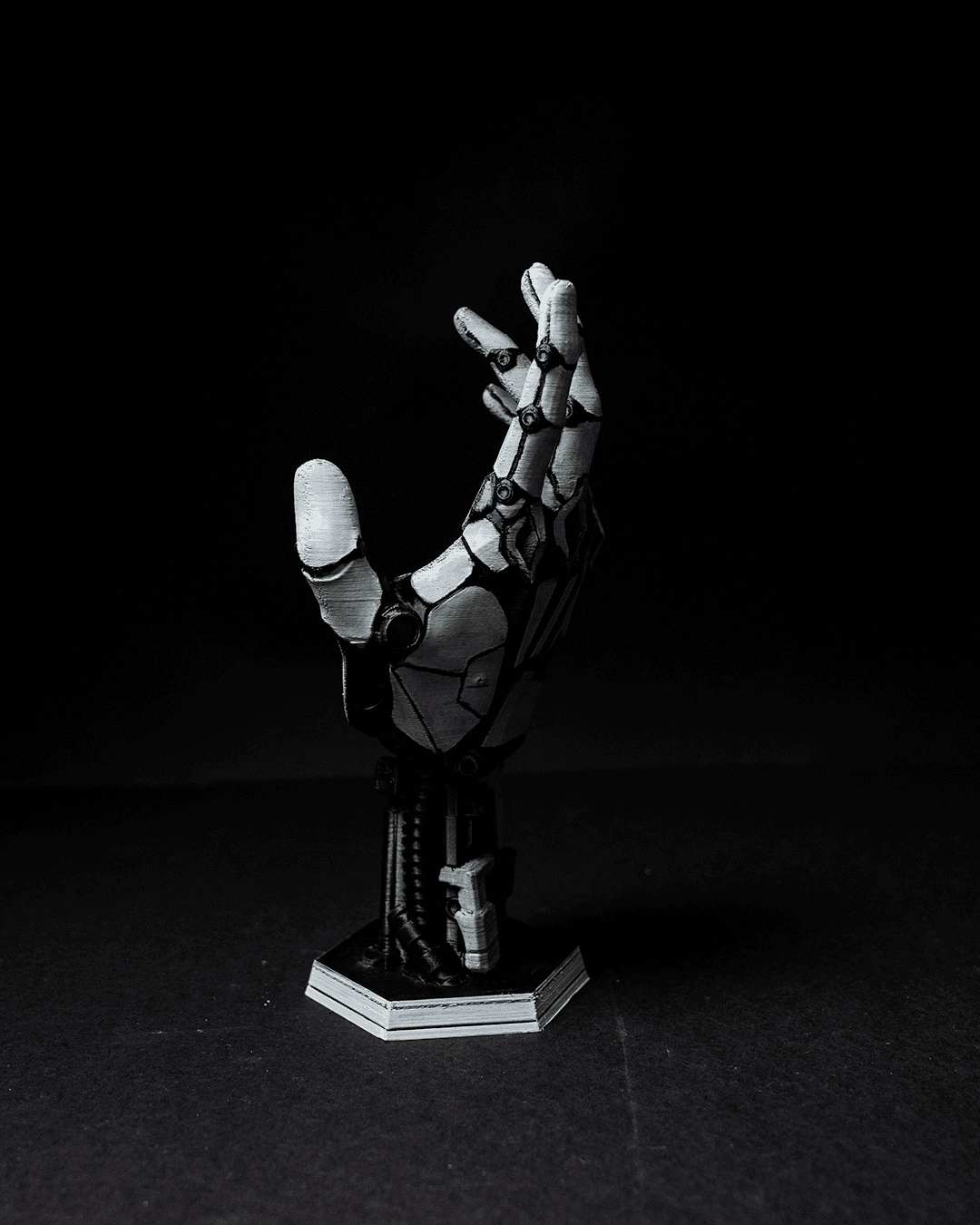 cybernetic hand controller holder – 3d printed futuristic robotic stand | gaming accessory for ps5 & xbox