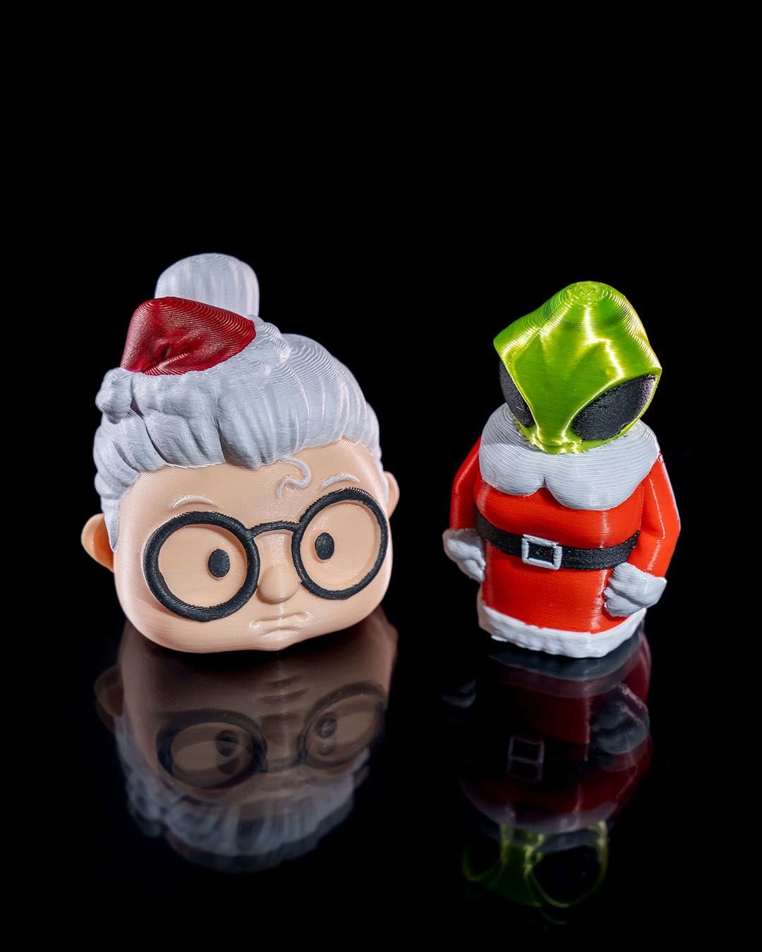 Mrs. San E.T. Claus Ornament – 3D Printed Christmas Alien Figure - Image 3